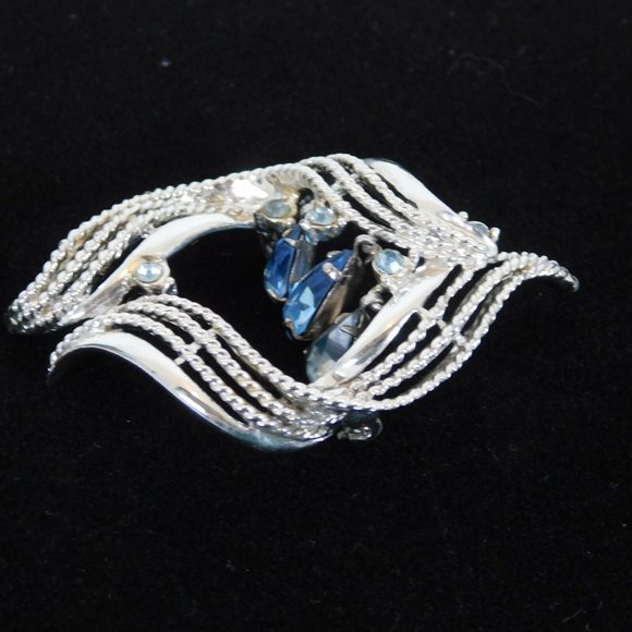 Blue Clear Rhinestones Ribbon Shape Coro Signed Brooch Pin Silver Tone Vintage - Picture 2 of 5